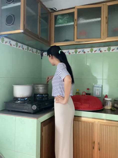 Vừa nấu ăn trong bếp vừa show vú kiếm thêm thu nhâp
